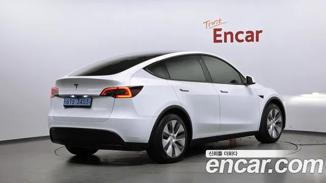 Tesla Model Y 2023 thumb 2