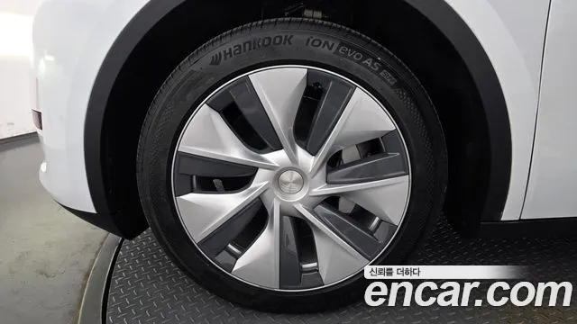 Tesla Model Y 2023 thumb 5