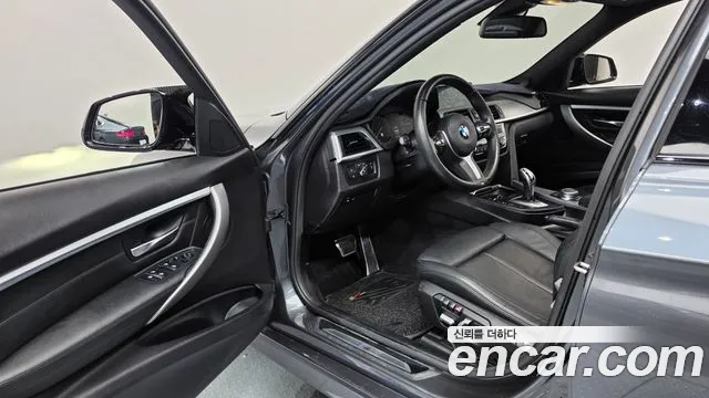 BMW 3-Series 2018 thumb 10
