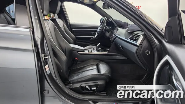 BMW 3-Series 2018 thumb 11