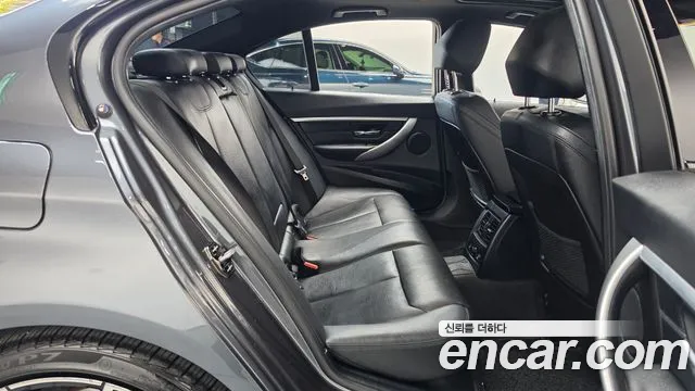 BMW 3-Series 2018 thumb 12