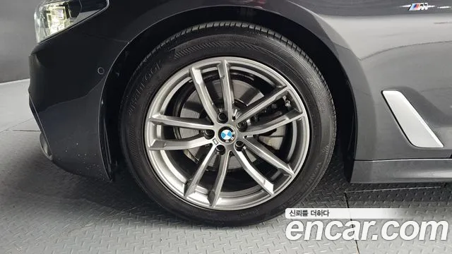 BMW 5-Series 2019 thumb 4
