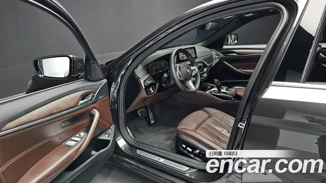 BMW 5-Series 2019 thumb 9