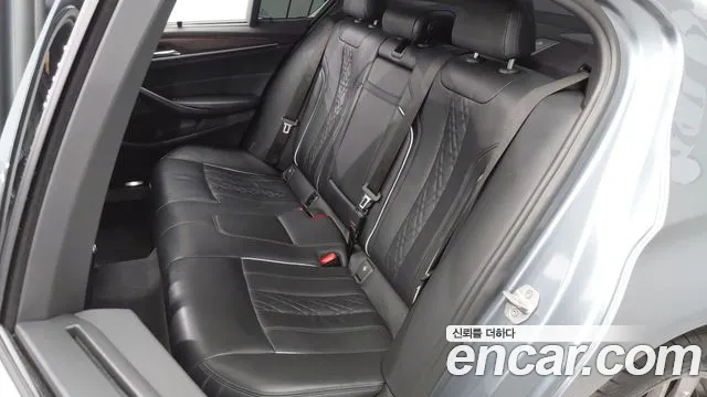 BMW 5-Series 2018 thumb 7