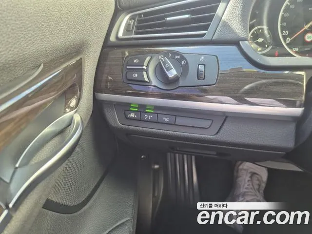 BMW 7-Series 2014 thumb 9