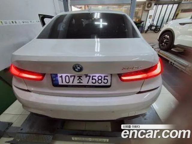BMW 3-Series 2022 thumb 2