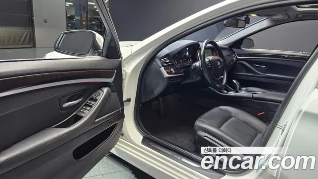 BMW 5-Series 2015 thumb 10