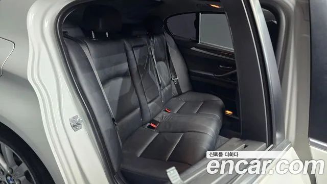 BMW 5-Series 2015 thumb 12