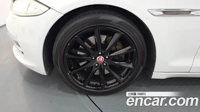Jaguar XJ 2015 thumb 5
