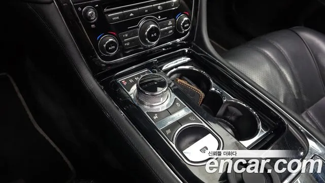 Jaguar XJ 2015 thumb 9