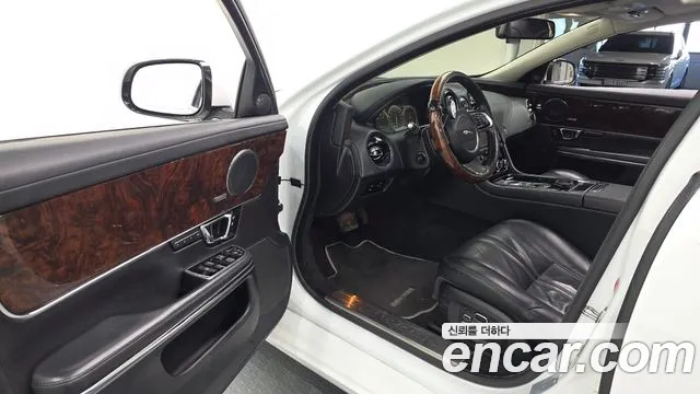 Jaguar XJ 2015 thumb 10