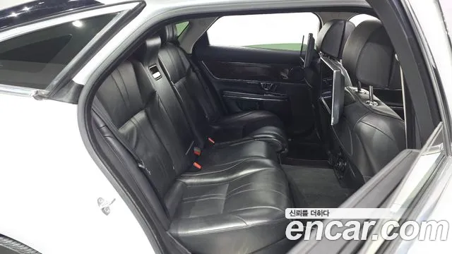 Jaguar XJ 2015 thumb 11