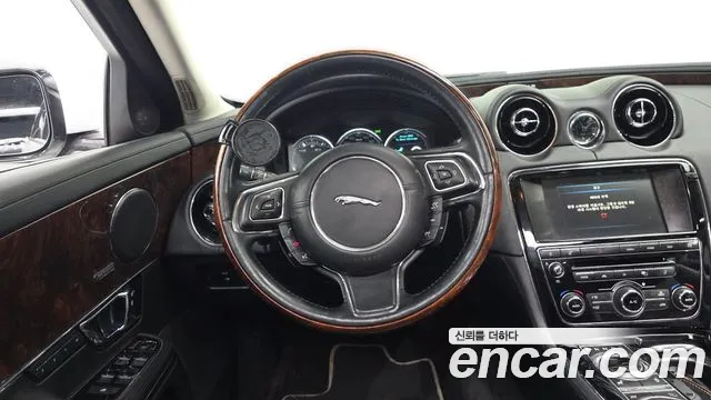 Jaguar XJ 2015 thumb 12