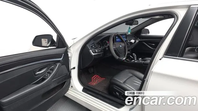 BMW 5-Series 2013 thumb 10