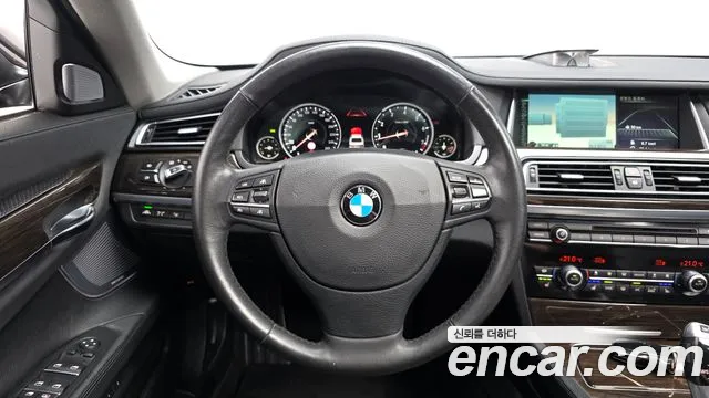 BMW 7-Series 2014 thumb 12