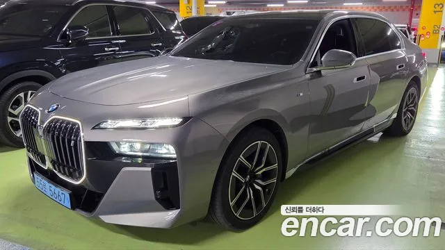 BMW i7 2023 thumb 10