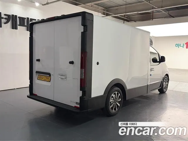 Hyundai Staria 2024 thumb 2