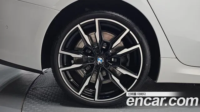 BMW 8-Series 2025 thumb 4