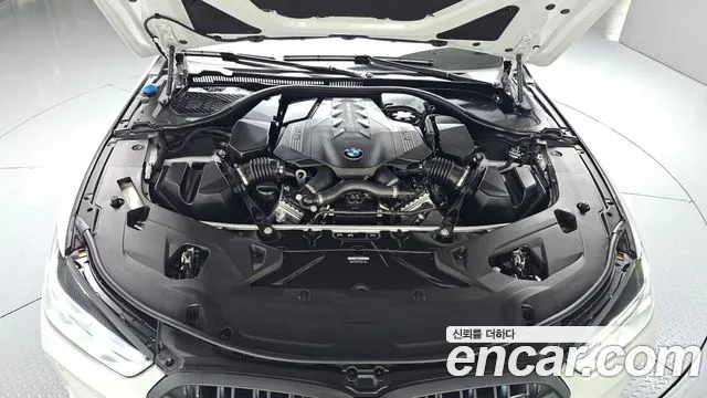 BMW 8-Series 2025 thumb 5