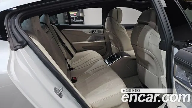 BMW 8-Series 2025 thumb 11