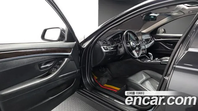 BMW 5-Series 2013 thumb 10