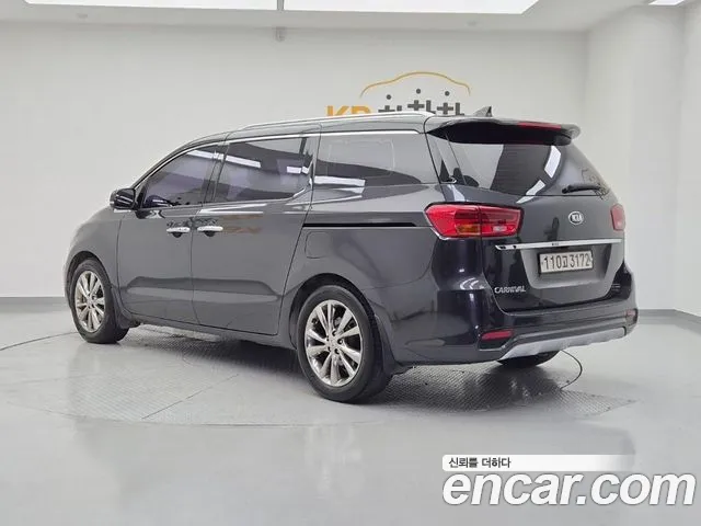 Kia Carnival 2019 thumb 3