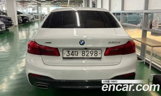 BMW 5-Series 2017 thumb 4