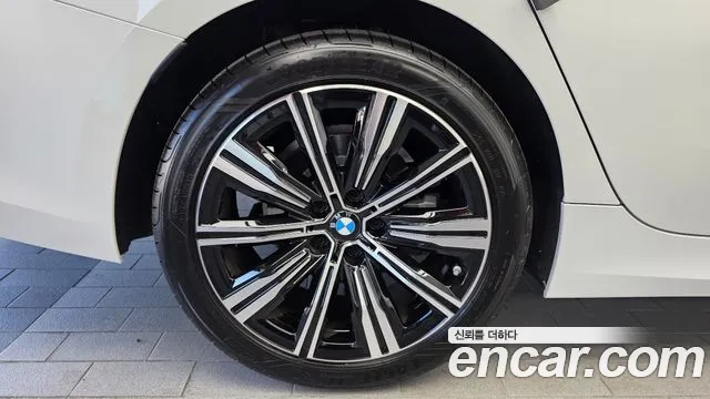 BMW 3-Series 2025 thumb 5