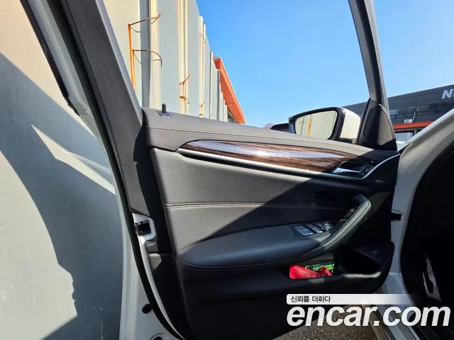 BMW 5-Series 2022 thumb 4