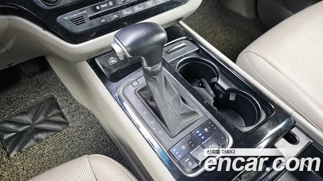 Kia Carnival 2016 thumb 9