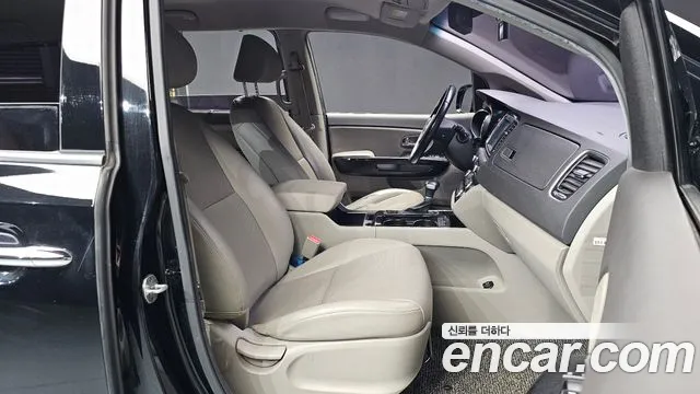 Kia Carnival 2016 thumb 11