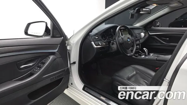 BMW 5-Series 2015 thumb 9