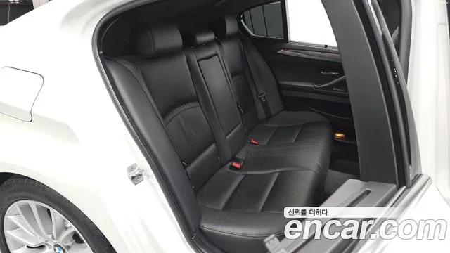 BMW 5-Series 2015 thumb 11