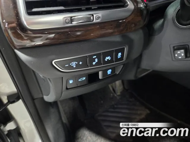 Genesis G90 2016 thumb 10