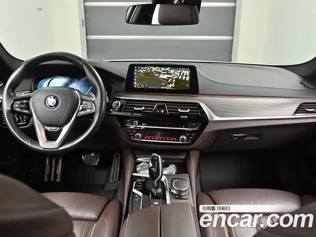 BMW 5-Series 2017 thumb 11