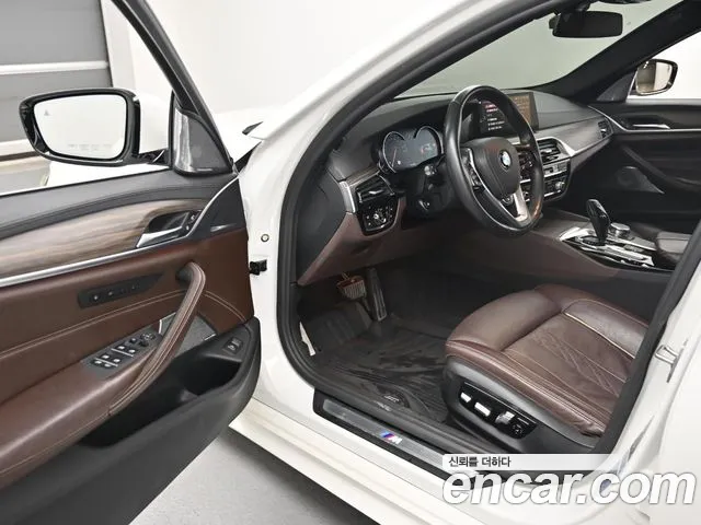 BMW 5-Series 2017 thumb 12
