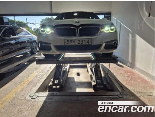 BMW 5-Series 2017 thumb 7