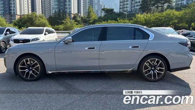 BMW 7-Series 2024 thumb 3