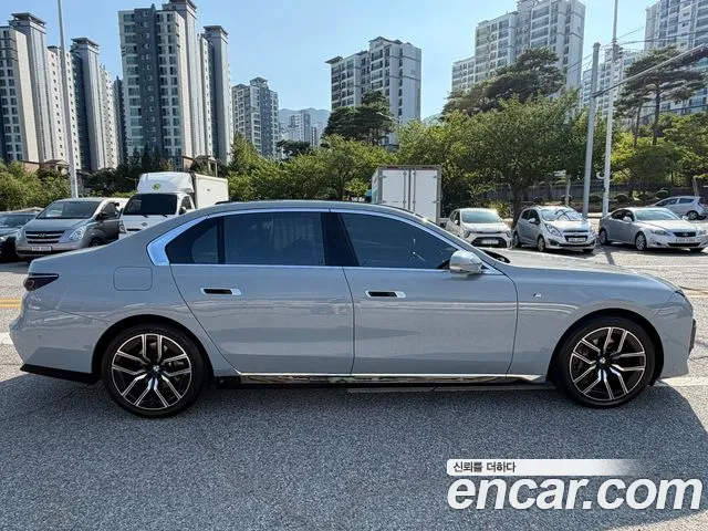 BMW 7-Series 2024 thumb 4