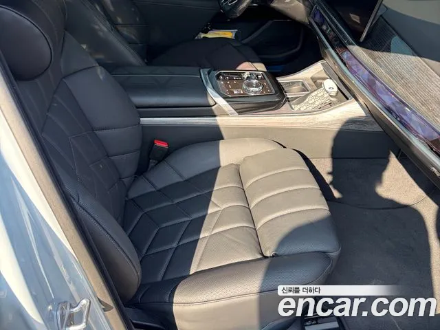 BMW 7-Series 2024 thumb 7