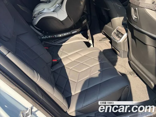 BMW 7-Series 2024 thumb 9