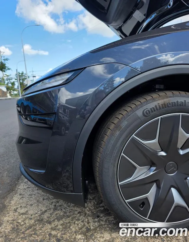 Tesla Model Y 2026 thumb 4