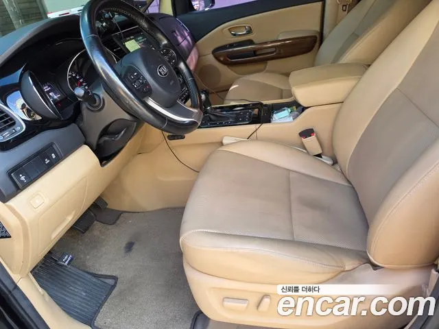 Kia Carnival 2016 thumb 10