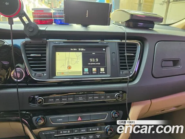 Kia Carnival 2016 thumb 11
