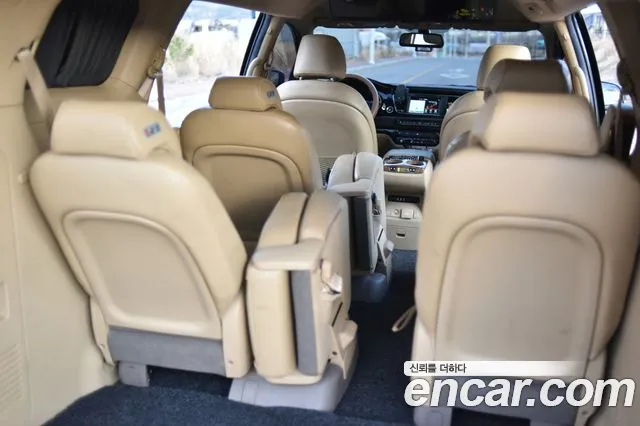 Kia Carnival 2015 thumb 10