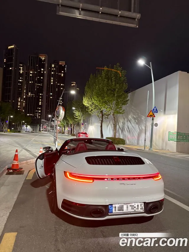 Porsche 911 2021 thumb 2