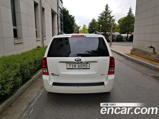 Kia Carnival 2013 thumb 6