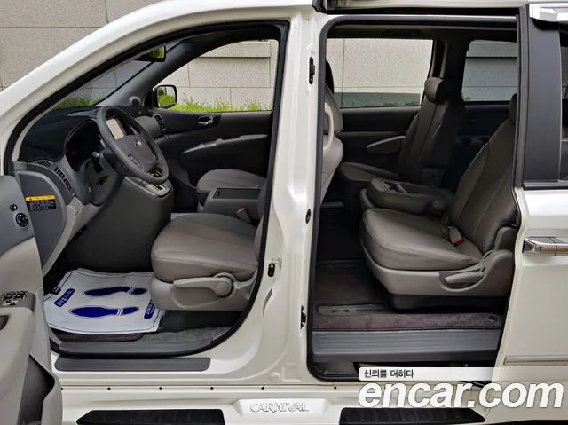 Kia Carnival 2013 thumb 10