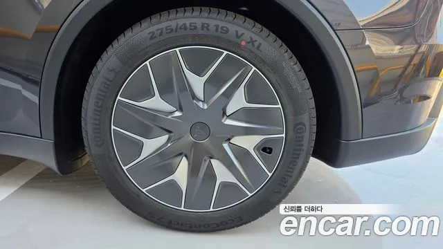 Tesla Model Y 2026 thumb 5