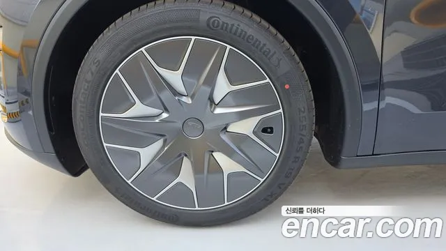 Tesla Model Y 2026 thumb 6